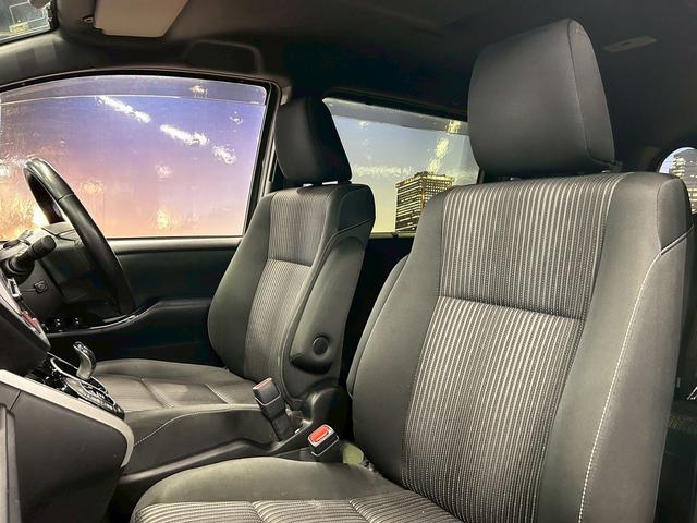 ヴォクシー ハイブリッドＺＳ　煌　（禁煙車）（後期型）（パワースライドドア）（純正ナビ）（ビルトインＥＴＣ）（クルーズコントロール）（シートヒーター）（両側スライドドア）（ウォークスルー）（ＬＥＤヘッドライト）（純正１６インチＡＷ）（47枚目）