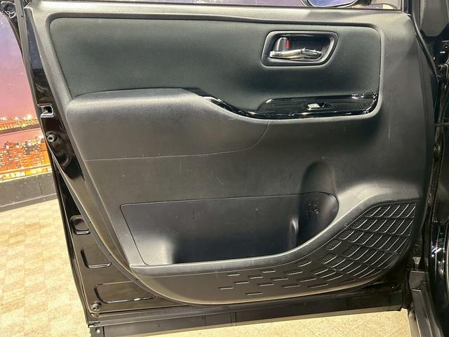 ヴォクシー ハイブリッドＺＳ　煌　（禁煙車）（後期型）（パワースライドドア）（純正ナビ）（ビルトインＥＴＣ）（クルーズコントロール）（シートヒーター）（両側スライドドア）（ウォークスルー）（ＬＥＤヘッドライト）（純正１６インチＡＷ）（49枚目）
