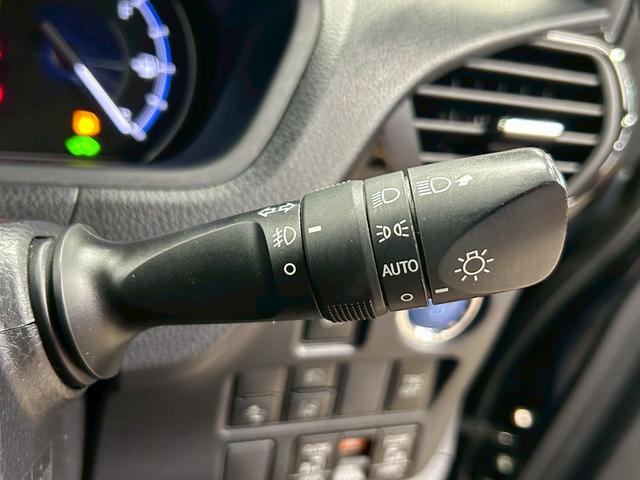 ヴォクシー ハイブリッドＺＳ　煌　（禁煙車）（後期型）（パワースライドドア）（純正ナビ）（ビルトインＥＴＣ）（クルーズコントロール）（シートヒーター）（両側スライドドア）（ウォークスルー）（ＬＥＤヘッドライト）（純正１６インチＡＷ）（53枚目）