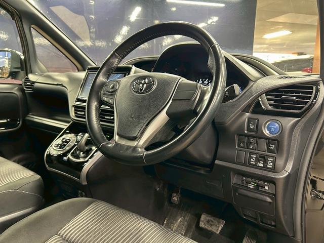 ヴォクシー ハイブリッドＺＳ　煌　（禁煙車）（後期型）（パワースライドドア）（純正ナビ）（ビルトインＥＴＣ）（クルーズコントロール）（シートヒーター）（両側スライドドア）（ウォークスルー）（ＬＥＤヘッドライト）（純正１６インチＡＷ）（54枚目）