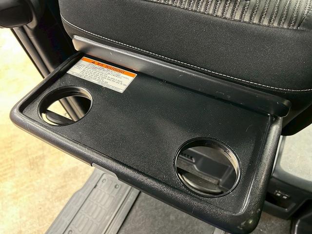 ヴォクシー ハイブリッドＺＳ　煌　（禁煙車）（後期型）（パワースライドドア）（純正ナビ）（ビルトインＥＴＣ）（クルーズコントロール）（シートヒーター）（両側スライドドア）（ウォークスルー）（ＬＥＤヘッドライト）（純正１６インチＡＷ）（55枚目）