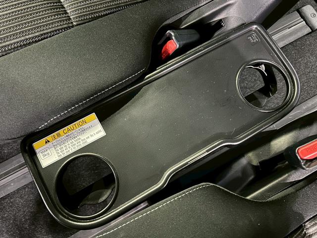 ヴォクシー ハイブリッドＺＳ　煌　（禁煙車）（後期型）（パワースライドドア）（純正ナビ）（ビルトインＥＴＣ）（クルーズコントロール）（シートヒーター）（両側スライドドア）（ウォークスルー）（ＬＥＤヘッドライト）（純正１６インチＡＷ）（57枚目）