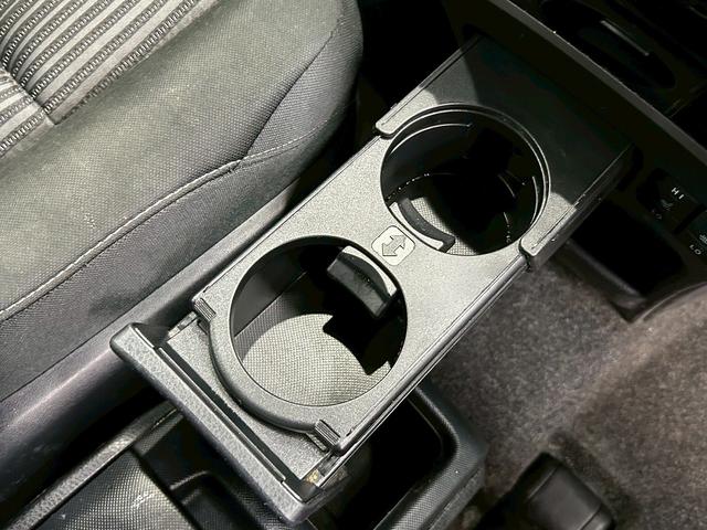 ヴォクシー ハイブリッドＺＳ　煌　（禁煙車）（後期型）（パワースライドドア）（純正ナビ）（ビルトインＥＴＣ）（クルーズコントロール）（シートヒーター）（両側スライドドア）（ウォークスルー）（ＬＥＤヘッドライト）（純正１６インチＡＷ）（60枚目）