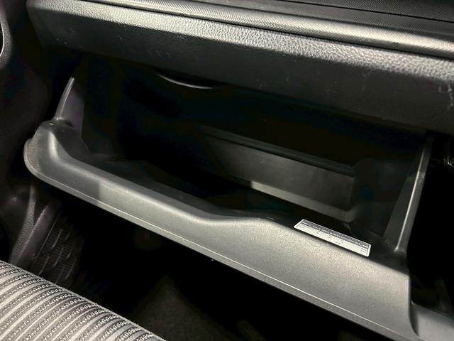 ヴォクシー ハイブリッドＺＳ　煌　（禁煙車）（後期型）（パワースライドドア）（純正ナビ）（ビルトインＥＴＣ）（クルーズコントロール）（シートヒーター）（両側スライドドア）（ウォークスルー）（ＬＥＤヘッドライト）（純正１６インチＡＷ）（63枚目）