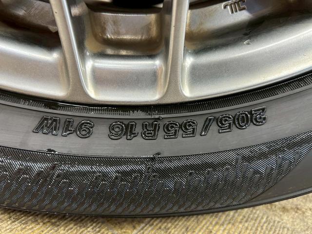 ヴォクシー ハイブリッドＺＳ　煌　（禁煙車）（後期型）（パワースライドドア）（純正ナビ）（ビルトインＥＴＣ）（クルーズコントロール）（シートヒーター）（両側スライドドア）（ウォークスルー）（ＬＥＤヘッドライト）（純正１６インチＡＷ）（64枚目）