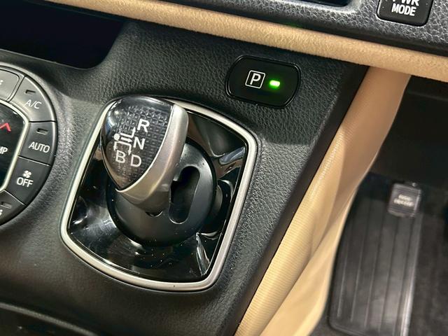 ノア ハイブリッドＸ　（禁煙車）（ＴＲＤフルエアロ）（後期型）（両側パワースライドドア）（純正ナビ）（フリップダウンモニター）（クルーズコントロール）（バックカメラ）（シートヒーター）（ＥＴＣ）（純正１５インチＡＷ）（41枚目）