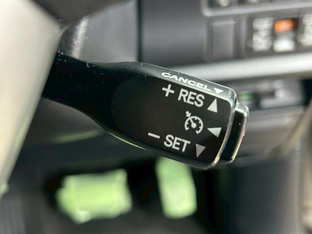 高速道路で便利な【クルーズコントロール】も装着済み。アクセルを離しても一定速度で走行ができる装備です。加速減速もスイッチ操作でＯＫです。