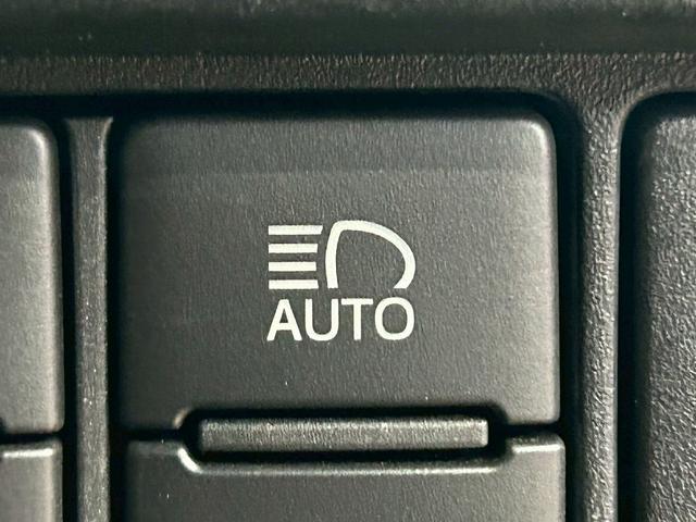 【オートマチックハイビーム】先行車や対向車のライトを認識し、ハイビームとロービームを自動で切り替え、夜道の視界を確保します☆