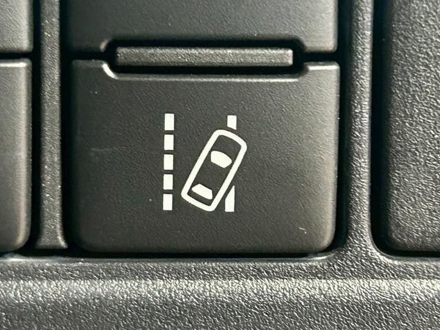 【ＬＤＷ】車線逸脱警報システムのこと！！ウィンドシールドに備え付けられているカメラで車線（レーン）を認識し、自車両が車線を逸脱しそうな状況においてメーターの表示と警告音で運転者に注意を促します☆