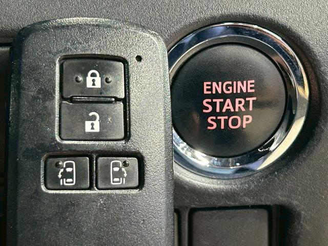 【スマートキー＆プッシュスタート】ドアハンドルを軽く握るだけでドアロックを解錠でき、施錠はドアハンドルのロックスイッチを押すだけでブレーキを踏みながらエンジンスイッチを押すだけで、エンジンが始動！