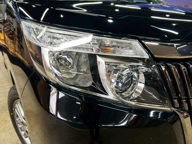 【ＬＥＤヘッドランプ】ハロゲンヘッドランプの約２倍の光量でより明るく遠くを照らし、夜間走行時の視認性を高める。さらに長寿命や、省電力も魅力。