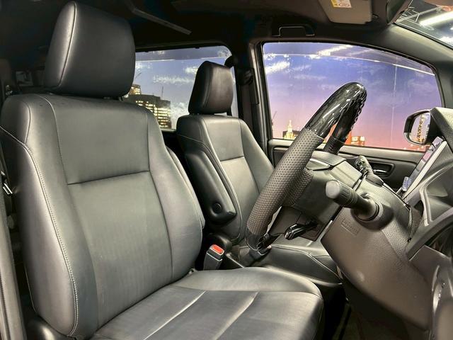 運転席も広々としており運転しやすい環境を実現しています☆
