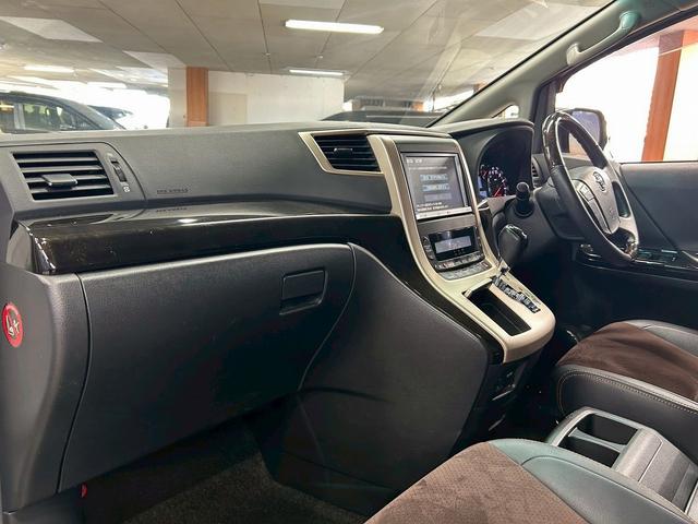 アルファード 240S タイプゴールド (禁煙車)(後期型)(ハーフレザー)(両側パワスラ)(フリップダウンモニター)(純正HDDナビ)(バックカメラ)(クルーズコントロール)(パワーバックドア)(ビルトインETC)(純正18インチAW)(30枚目)