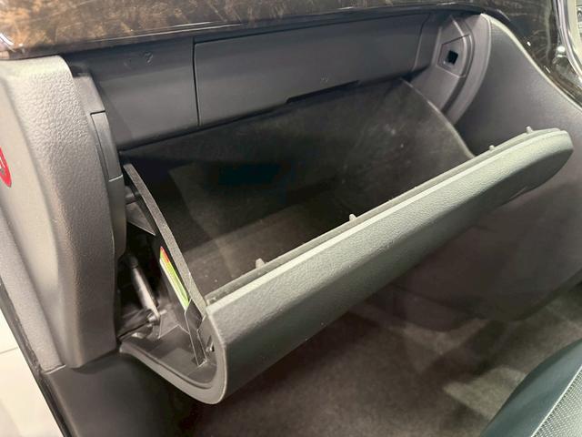アルファード ２４０Ｓ　Ｃパッケージ　（禁煙車）（後期型）（７人乗り）（両側パワースライドドア）（ツインムーンルーフ）（純正ＳＤナビ）（ケンスタイルエアロ）（パワーバックドア）（クリアランスソナー）（クルーズコントロール）（49枚目）