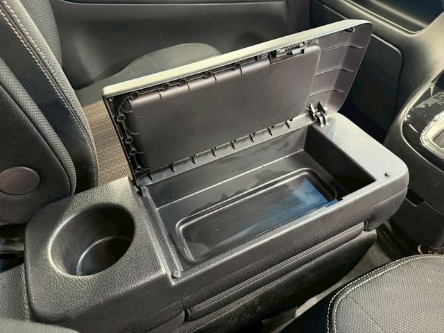 セレナ ハイウェイスターＳ－ＨＶアドバンスドセーフティパック　（禁煙車）（両側パワースライドドア）（８人乗り）（純正ＳＤナビ）（エマージェンシーブレーキ）（クルーズコントロール）（クリアランスソナー）（アラウンドビューカメラ）（フルセグ）（純正１６インチＡＷ）（48枚目）