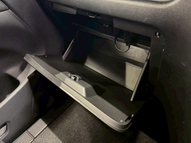 セレナ ハイウェイスターＳ－ＨＶアドバンスドセーフティパック　（禁煙車）（両側パワースライドドア）（８人乗り）（純正ＳＤナビ）（エマージェンシーブレーキ）（クルーズコントロール）（クリアランスソナー）（アラウンドビューカメラ）（フルセグ）（純正１６インチＡＷ）（76枚目）