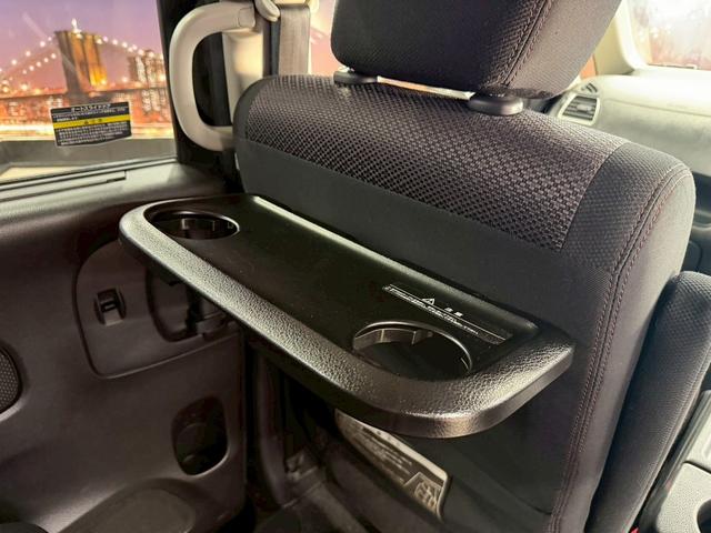 セレナ ハイウェイスター S-ハイブリッド エアロモード (禁煙車)(フリップダウンモニター)(アルパインナビ)(両側パワースライドドア)(クルーズコントロール)(アイドリングストップ)(ウォークスル)(ビルトインETC)(純正16インチAW)(38枚目)