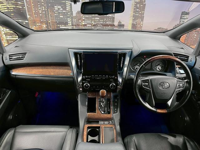 ヴェルファイア ３．５エグゼクティブラウンジ　（禁煙車）（黒本革）（両側パワスラ）（フリップダウンモニター）（ＪＢＬサウンド）（純正ＳＤナビ）（全方位カメラ）（レーダークルーズ）（パワーシート）（シートヒータ）（コーナーセンサー）（純正１８ＡＷ）（5枚目）