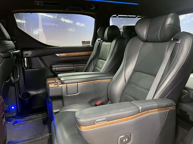 ヴェルファイア ３．５エグゼクティブラウンジ　（禁煙車）（黒本革）（両側パワスラ）（フリップダウンモニター）（ＪＢＬサウンド）（純正ＳＤナビ）（全方位カメラ）（レーダークルーズ）（パワーシート）（シートヒータ）（コーナーセンサー）（純正１８ＡＷ）（27枚目）