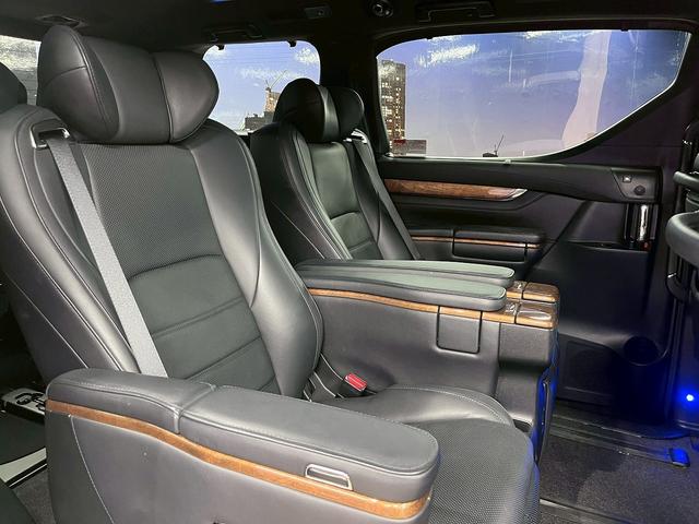 ヴェルファイア ３．５エグゼクティブラウンジ　（禁煙車）（黒本革）（両側パワスラ）（フリップダウンモニター）（ＪＢＬサウンド）（純正ＳＤナビ）（全方位カメラ）（レーダークルーズ）（パワーシート）（シートヒータ）（コーナーセンサー）（純正１８ＡＷ）（36枚目）