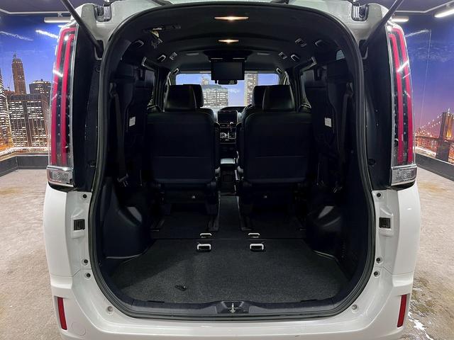 エスクァイア Ｇｉ　トヨタセーフティセンス（後期型）（両側パワースライド）（フリップダウンモニター）（黒革シート）（純正ＳＤナビ）（クルーズコントロール）（シートヒーター）（バックカメラ）（ＥＴＣ）（純正１５インチＡＷ）（17枚目）