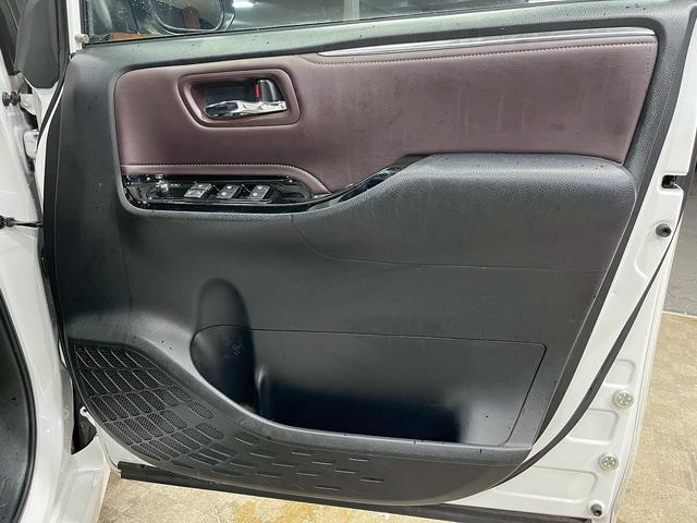 エスクァイア Ｇｉ　トヨタセーフティセンス（後期型）（両側パワースライド）（フリップダウンモニター）（黒革シート）（純正ＳＤナビ）（クルーズコントロール）（シートヒーター）（バックカメラ）（ＥＴＣ）（純正１５インチＡＷ）（48枚目）