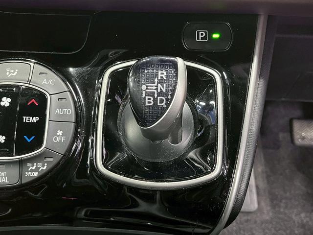 エスクァイア ハイブリッドＧｉ　（禁煙車）（後期型）（両側パワースライド）（黒革シート）（社外メモリーナビ）（レーンアシスト）（オートマチックハイビーム）（シートヒーター）（バックカメラ）（ビルトインＥＴＣ）（純正１５インチＡＷ）（31枚目）