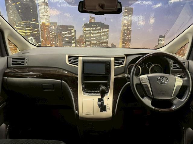 ヴェルファイア ２．４Ｚ　ゴールデンアイズＩＩ　（禁煙車）（後期型）（７人乗り）（両側パワースライド）（純正ＳＤナビ）（バックカメラ）（電動リアゲート）（黒ハーフレザー）（クリアランスソナー）（フリップダウン）（ＥＴＣ）（純正１８インチＡＷ）（5枚目）