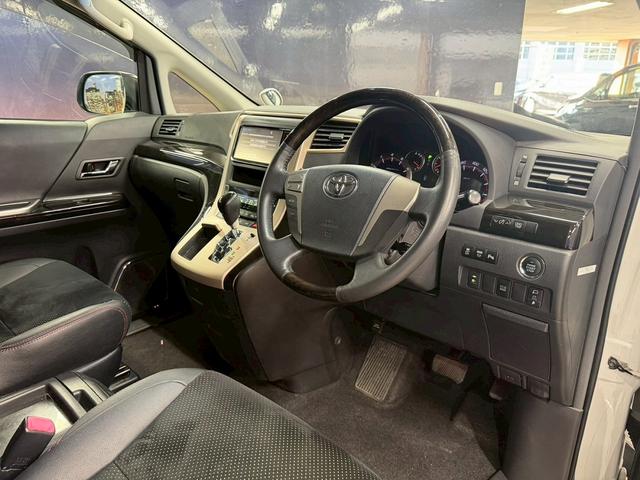 ヴェルファイア ２．４Ｚ　ゴールデンアイズＩＩ　（禁煙車）（後期型）（７人乗り）（両側パワースライド）（純正ＳＤナビ）（バックカメラ）（電動リアゲート）（黒ハーフレザー）（クリアランスソナー）（フリップダウン）（ＥＴＣ）（純正１８インチＡＷ）（36枚目）