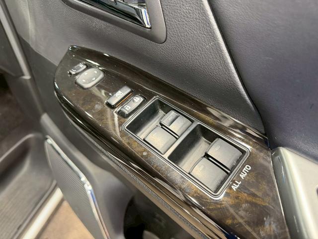 ヴェルファイア ２．４Ｚ　ゴールデンアイズＩＩ　（禁煙車）（後期型）（７人乗り）（両側パワースライド）（純正ＳＤナビ）（バックカメラ）（電動リアゲート）（黒ハーフレザー）（クリアランスソナー）（フリップダウン）（ＥＴＣ）（純正１８インチＡＷ）（41枚目）