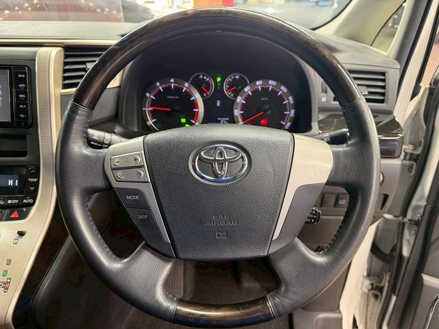 ヴェルファイア ２．４Ｚ　ゴールデンアイズＩＩ　（禁煙車）（後期型）（７人乗り）（両側パワースライド）（純正ＳＤナビ）（バックカメラ）（電動リアゲート）（黒ハーフレザー）（クリアランスソナー）（フリップダウン）（ＥＴＣ）（純正１８インチＡＷ）（49枚目）