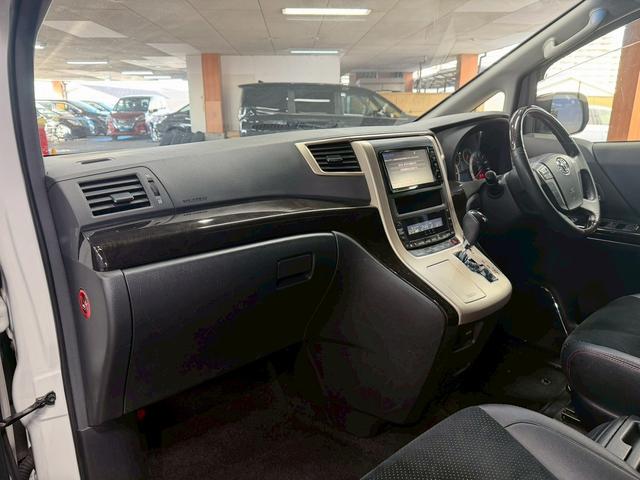 ヴェルファイア ２．４Ｚ　ゴールデンアイズＩＩ　（禁煙車）（後期型）（７人乗り）（両側パワースライド）（純正ＳＤナビ）（バックカメラ）（電動リアゲート）（黒ハーフレザー）（クリアランスソナー）（フリップダウン）（ＥＴＣ）（純正１８インチＡＷ）（54枚目）