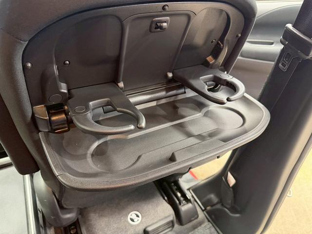 セレナ ｅ－パワー　ハイウェイスターＶ　セーフティパックＡ　（禁煙車）（後期型）（８人乗り）（プロパイロット）（両側パワースライド）（純正ＳＤナビ）（アラウンドビュー）（レーダークルーズ）（コーナーセンサー）（スマートキー）（ＥＴＣ）（純正１５インチＡＷ）（58枚目）