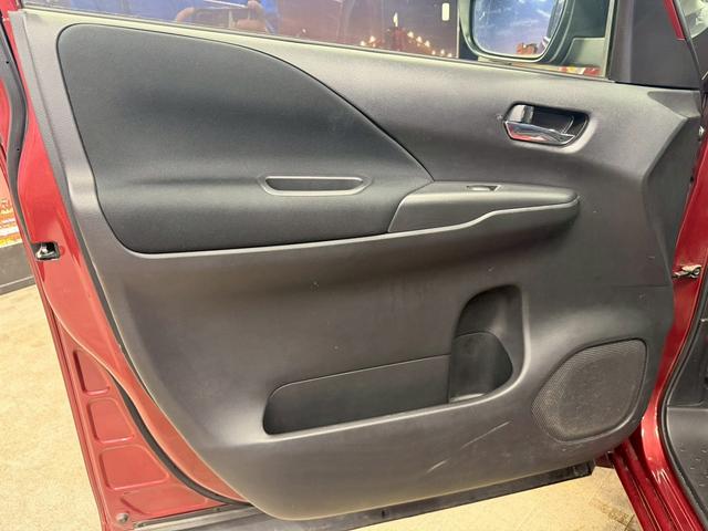 セレナ ｅ－パワー　ハイウェイスターＶ　セーフティパックＡ　（禁煙車）（後期型）（８人乗り）（プロパイロット）（両側パワースライド）（純正ＳＤナビ）（アラウンドビュー）（レーダークルーズ）（コーナーセンサー）（スマートキー）（ＥＴＣ）（純正１５インチＡＷ）（64枚目）