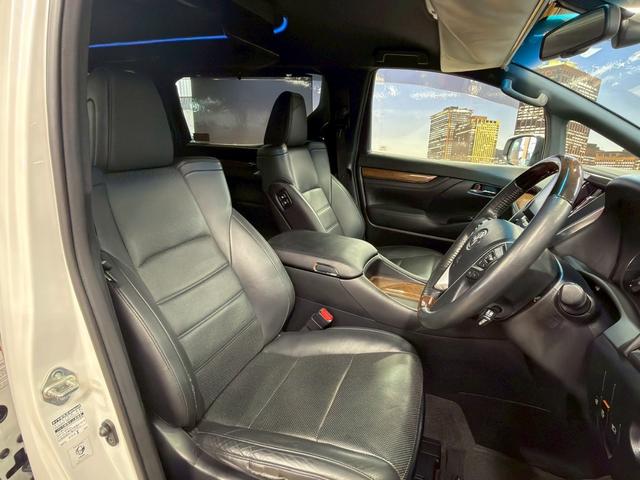 ヴェルファイア ３．５エグゼクティブラウンジ　トヨタセーフティ（禁煙車）（黒本革）（両側電動スライドドア）（ＪＢＬサウンド）（純正ナビ）（フリップダウンモニター）（全方位カメラ）（パワーシート）（シートヒーター）（シートクーラー）（純正１７ＡＷ）（22枚目）