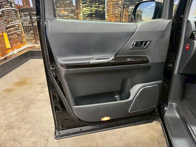 ヴェルファイア ２．４Ｚ　ゴールデンアイズＩＩ　（禁煙車）（後期型）（黒半革）（両側パワースライドドア）（イクリプスナビ）（フリップダウンモニター）（パワーバックドア）（バックカメラ）（ＥＴＣ）（キャプテンシート）（オットマン）（純正１８インチＡＷ（45枚目）