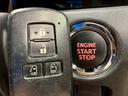 【スマートキー＆プッシュスタート】ドアハンドルを軽く握るだけでドアロックを解錠でき、施錠はドアハンドルのロックスイッチを押すだけでブレーキを踏みながらエンジンスイッチを押すだけで、エンジンが始動！