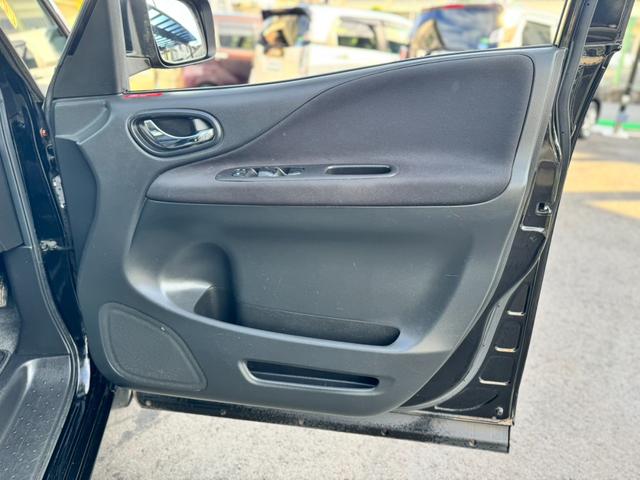 セレナ ハイウェイスター　Ｓ－ハイブリッド　Ｖセレクション　純正８インチナビ　フルセグＴＶ　Ｂｌｕｅｔｏｏｔｈオーディオ　バックカメラ　後席フリップダウンモニター　ＥＴＣ　両側電動スライドドア　クルーズコントロール　スマートキー　プッシュスタート（16枚目）