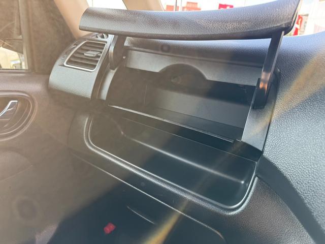 助手席前収納