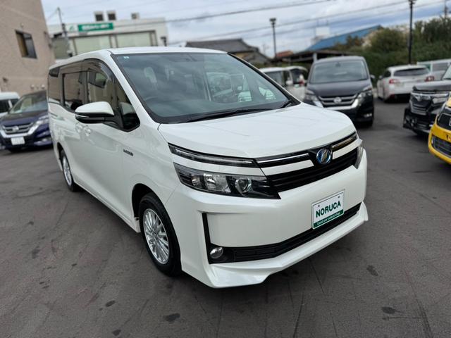 ヴォクシー ハイブリッドＶ　社外ナビ・ワンセグＴＶ・バックカメラ・ＥＴＣ・両側電動スライドドア・前席シートヒーター・オートクルーズコントロール・プッシュスタート・スマートキー・車両接近通報装置・トラクションコントロール・（8枚目）