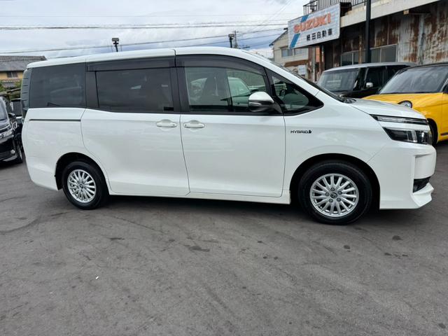 ヴォクシー ハイブリッドＶ　社外ナビ・ワンセグＴＶ・バックカメラ・ＥＴＣ・両側電動スライドドア・前席シートヒーター・オートクルーズコントロール・プッシュスタート・スマートキー・車両接近通報装置・トラクションコントロール・（9枚目）