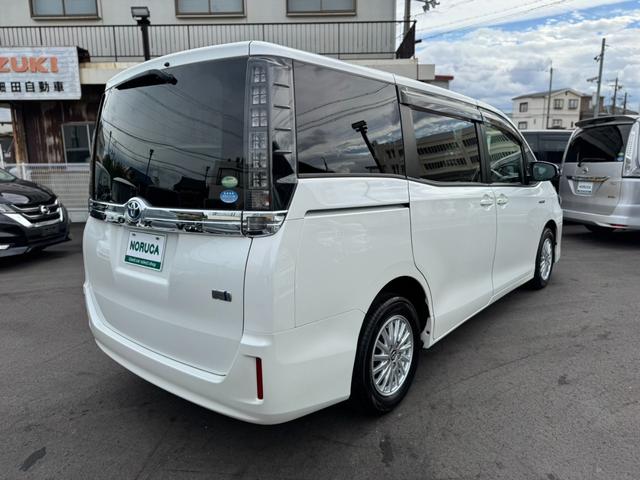 ヴォクシー ハイブリッドＶ　社外ナビ・ワンセグＴＶ・バックカメラ・ＥＴＣ・両側電動スライドドア・前席シートヒーター・オートクルーズコントロール・プッシュスタート・スマートキー・車両接近通報装置・トラクションコントロール・（10枚目）