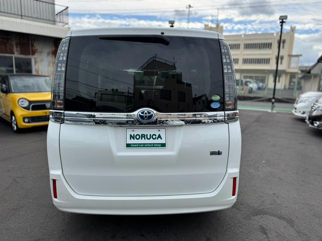 ヴォクシー ハイブリッドＶ　社外ナビ・ワンセグＴＶ・バックカメラ・ＥＴＣ・両側電動スライドドア・前席シートヒーター・オートクルーズコントロール・プッシュスタート・スマートキー・車両接近通報装置・トラクションコントロール・（11枚目）