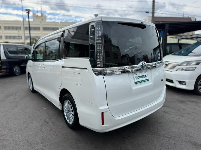 ヴォクシー ハイブリッドＶ　社外ナビ・ワンセグＴＶ・バックカメラ・ＥＴＣ・両側電動スライドドア・前席シートヒーター・オートクルーズコントロール・プッシュスタート・スマートキー・車両接近通報装置・トラクションコントロール・（12枚目）