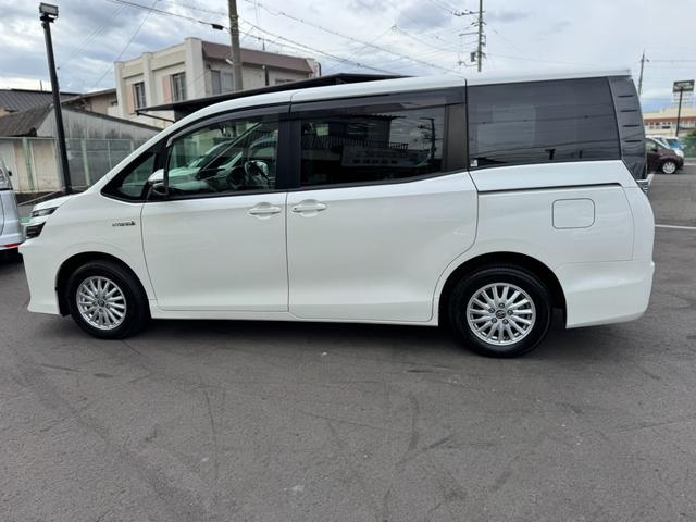 ヴォクシー ハイブリッドＶ　社外ナビ・ワンセグＴＶ・バックカメラ・ＥＴＣ・両側電動スライドドア・前席シートヒーター・オートクルーズコントロール・プッシュスタート・スマートキー・車両接近通報装置・トラクションコントロール・（13枚目）