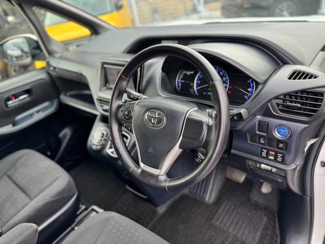 ヴォクシー ハイブリッドＶ　社外ナビ・ワンセグＴＶ・バックカメラ・ＥＴＣ・両側電動スライドドア・前席シートヒーター・オートクルーズコントロール・プッシュスタート・スマートキー・車両接近通報装置・トラクションコントロール・（16枚目）