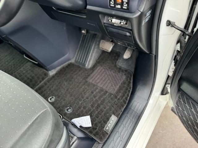 ヴォクシー ハイブリッドＶ　社外ナビ・ワンセグＴＶ・バックカメラ・ＥＴＣ・両側電動スライドドア・前席シートヒーター・オートクルーズコントロール・プッシュスタート・スマートキー・車両接近通報装置・トラクションコントロール・（18枚目）