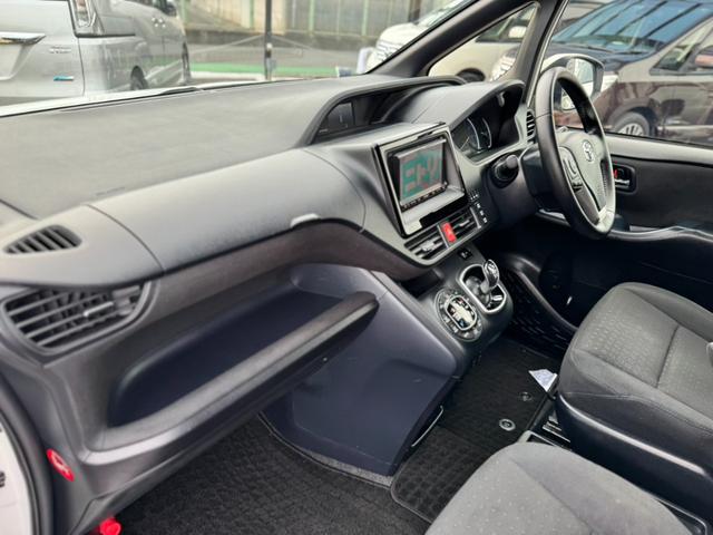 ヴォクシー ハイブリッドＶ　社外ナビ・ワンセグＴＶ・バックカメラ・ＥＴＣ・両側電動スライドドア・前席シートヒーター・オートクルーズコントロール・プッシュスタート・スマートキー・車両接近通報装置・トラクションコントロール・（20枚目）