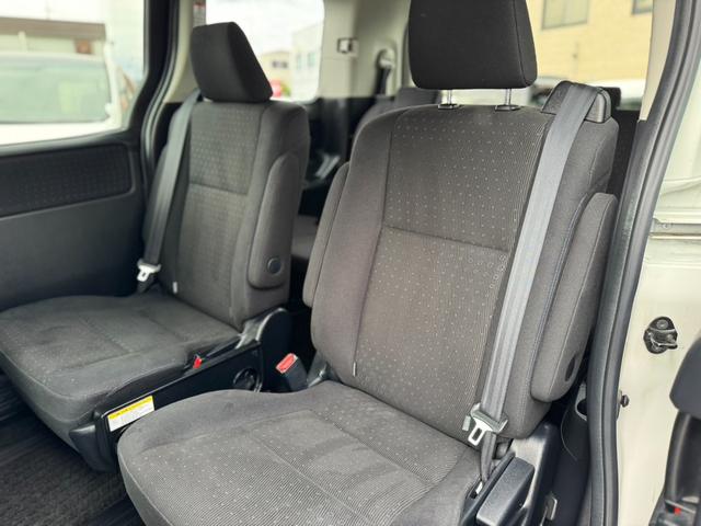 ヴォクシー ハイブリッドＶ　社外ナビ・ワンセグＴＶ・バックカメラ・ＥＴＣ・両側電動スライドドア・前席シートヒーター・オートクルーズコントロール・プッシュスタート・スマートキー・車両接近通報装置・トラクションコントロール・（25枚目）