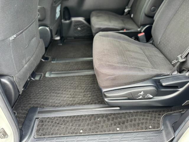 ヴォクシー ハイブリッドＶ　社外ナビ・ワンセグＴＶ・バックカメラ・ＥＴＣ・両側電動スライドドア・前席シートヒーター・オートクルーズコントロール・プッシュスタート・スマートキー・車両接近通報装置・トラクションコントロール・（26枚目）